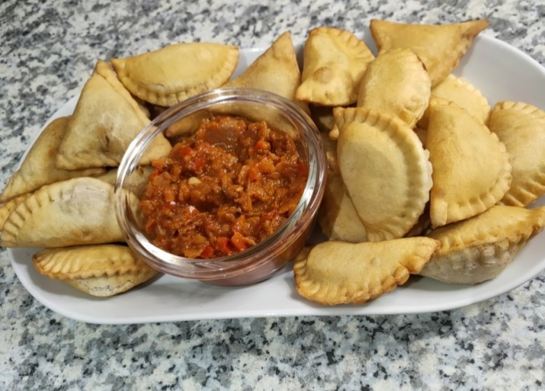 A la découverte de saveurs sénégalaises à chaque bouchée : pastels à la viande, au thon, du jus de bissap, de gingembre, des beignets et bien plus !